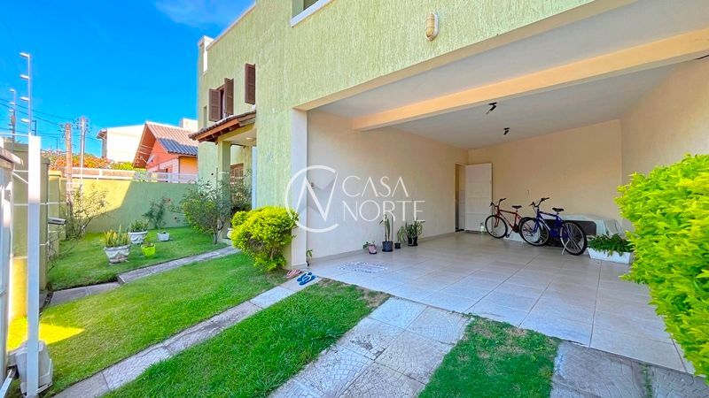 Sobrado à venda com 4 quartos, 264m², 1 suíte, 3 vagas, Rua Afonso Arinos no bairro Camaquã em Porto Alegre