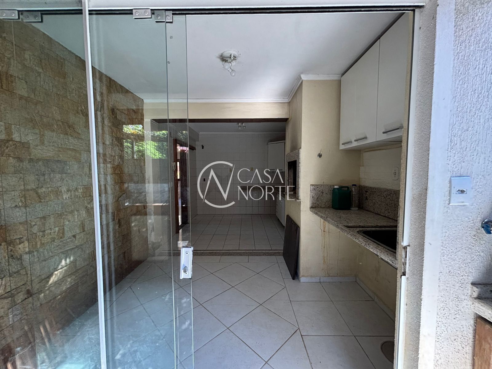 Casa de Condomínio à venda com 4 quartos, 207m², 1 suíte, 2 vagas, Avenida Orleaes no bairro Guarujá em Porto Alegre