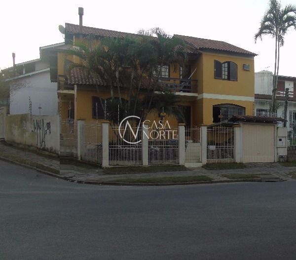 Casa à venda com 3 quartos, 306m², 1 suíte, 2 vagas, Avenida Celestino Bertolucci no bairro Hípica em Porto Alegre