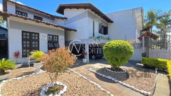 Casa à venda com 4 quartos, 262m², 3 suítes, 2 vagas, Rua Afonso Arinos no bairro Camaquã em Porto Alegre