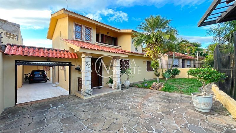 Casa à venda com 3 quartos, 211m², 1 suíte, 4 vagas, Acesso dos Gerânios no bairro Santa Tereza em Porto Alegre