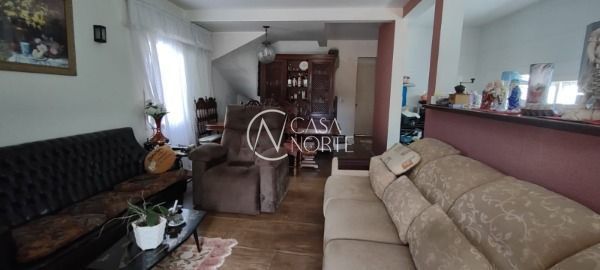 Casa à venda com 3 quartos, 200m², 1 suíte, 4 vagas, Rua Criciuma no bairro Guarujá em Porto Alegre