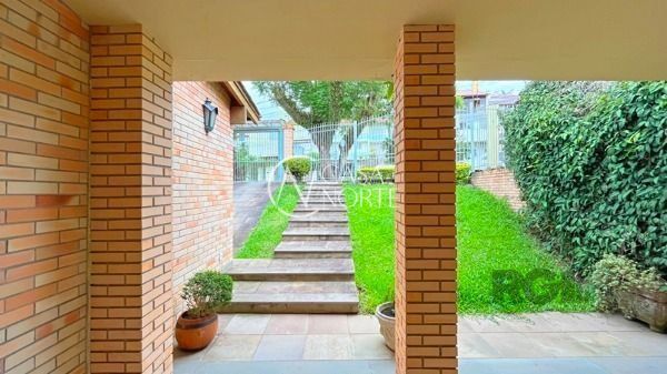 Casa à venda com 3 quartos, 400m², 2 suítes, 3 vagas, Rua Alcebíades Antônio dos Santos no bairro Nonoai em Porto Alegre