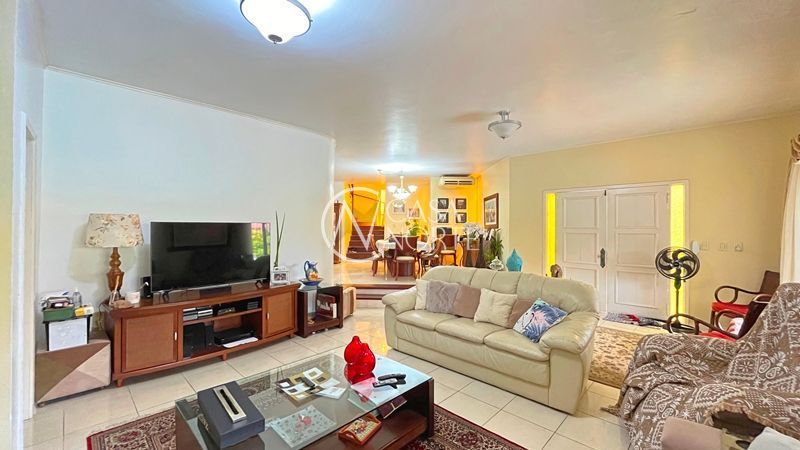 Casa à venda com 3 quartos, 285m², 1 suíte, 4 vagas, Rua Paulo Derly Strehl no bairro Espírito Santo em Porto Alegre