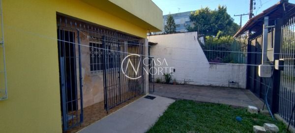 Casa à venda com 2 quartos, 90m², 2 vagas, Rua Fernando Pessoa no bairro Vila Nova em Porto Alegre