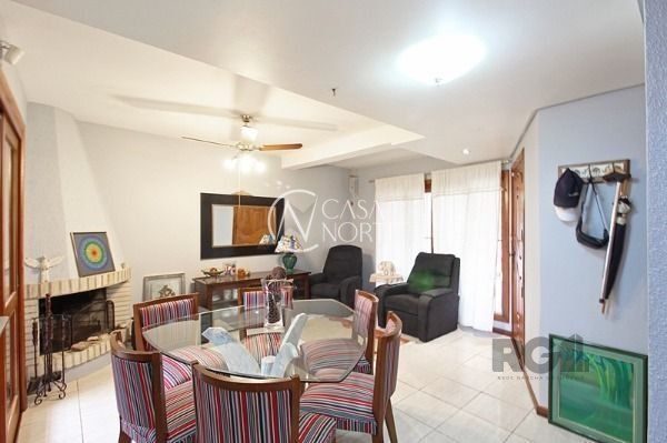 Casa à venda com 3 quartos, 135m², 1 suíte, Rua dos Guenoas no bairro Guarujá em Porto Alegre