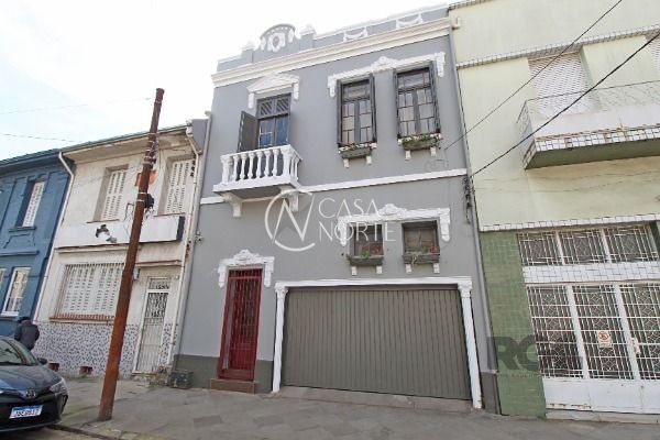 Casa à venda com 3 quartos, 222m², 2 vagas, Rua Gaspar Martins no bairro Floresta em Porto Alegre