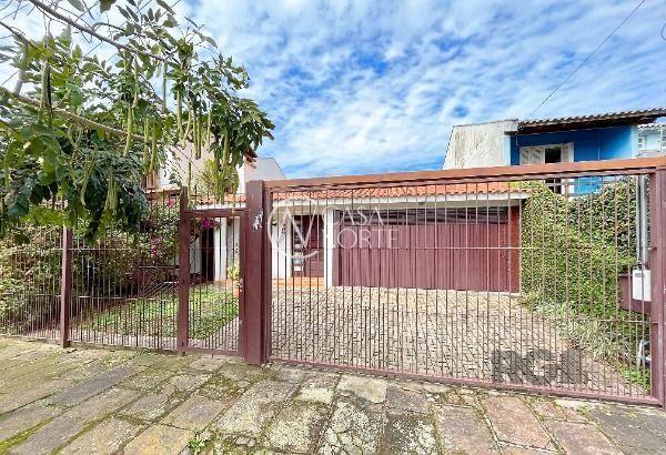 Casa à venda com 3 quartos, 150m², 4 vagas, Rua Urussanga no bairro Guarujá em Porto Alegre
