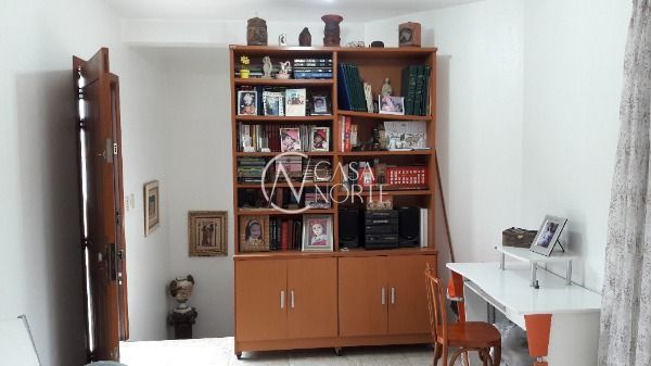 Sobrado à venda com 3 quartos, 240m², 1 suíte, 2 vagas, Rua Engenheiro Tito Marques Fernandes no bairro Ipanema em Porto Alegre