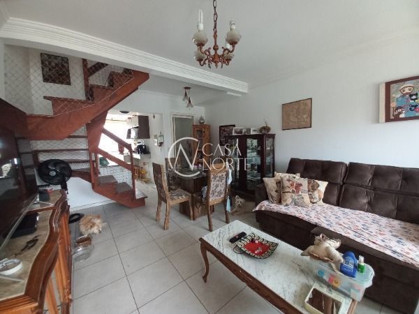 Casa à venda com 2 quartos, 77m², 2 suítes, 2 vagas, Rua Heitor Kramer no bairro Guarujá em Porto Alegre