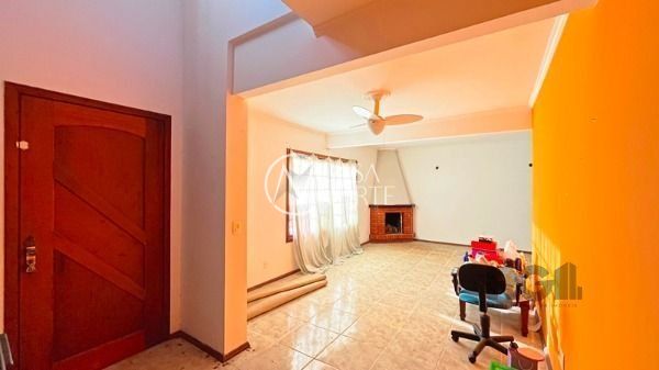 Casa à venda com 3 quartos, 320m², 1 suíte, 3 vagas, Rua Kyve T. Knijnik no bairro Espírito Santo em Porto Alegre