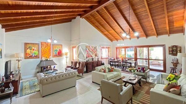 Casa à venda com 4 quartos, 273m², 1 suíte, 2 vagas, Rua Menezes Paredes no bairro Nonoai em Porto Alegre