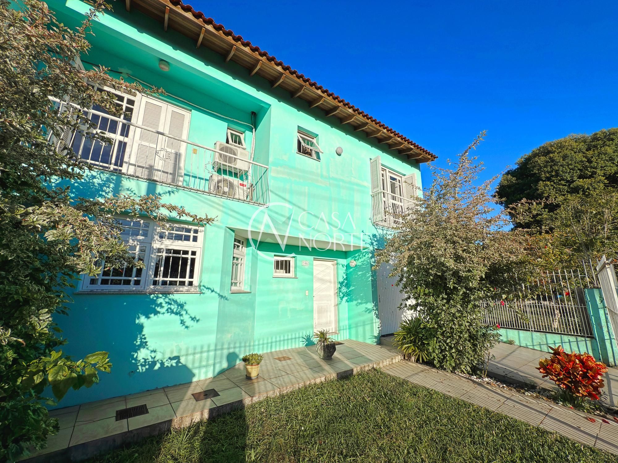 Casa à venda com 4 quartos, 356m², 4 suítes, 2 vagas, Rua Jerolomo Minuzo no bairro Vila Nova em Porto Alegre