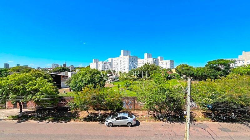 Sobrado à venda com 4 quartos, 264m², 1 suíte, 3 vagas, Rua Afonso Arinos no bairro Camaquã em Porto Alegre