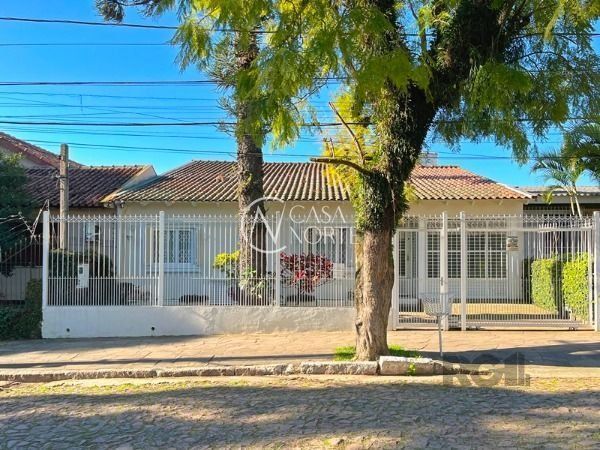 Casa à venda com 4 quartos, 273m², 1 suíte, 2 vagas, Rua Menezes Paredes no bairro Nonoai em Porto Alegre