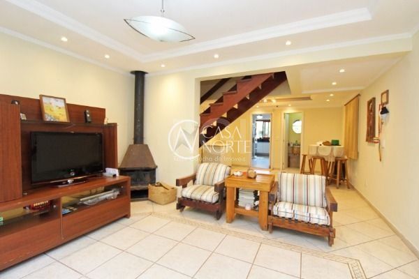 Casa à venda com 3 quartos, 154m², 1 suíte, 4 vagas, Rua Pasteur no bairro Ipanema em Porto Alegre