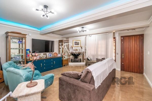 Casa à venda com 4 quartos, 270m², 1 suíte, 4 vagas, Rua Manoel Cabeda Perez no bairro Jardim Isabel em Porto Alegre