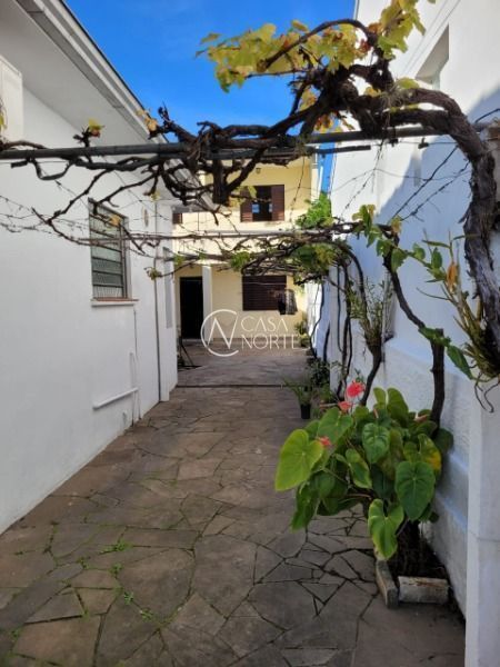 Casa à venda com 6 quartos, 244m², 1 suíte, 2 vagas, Rua Ibiruba no bairro Cavalhada em Porto Alegre