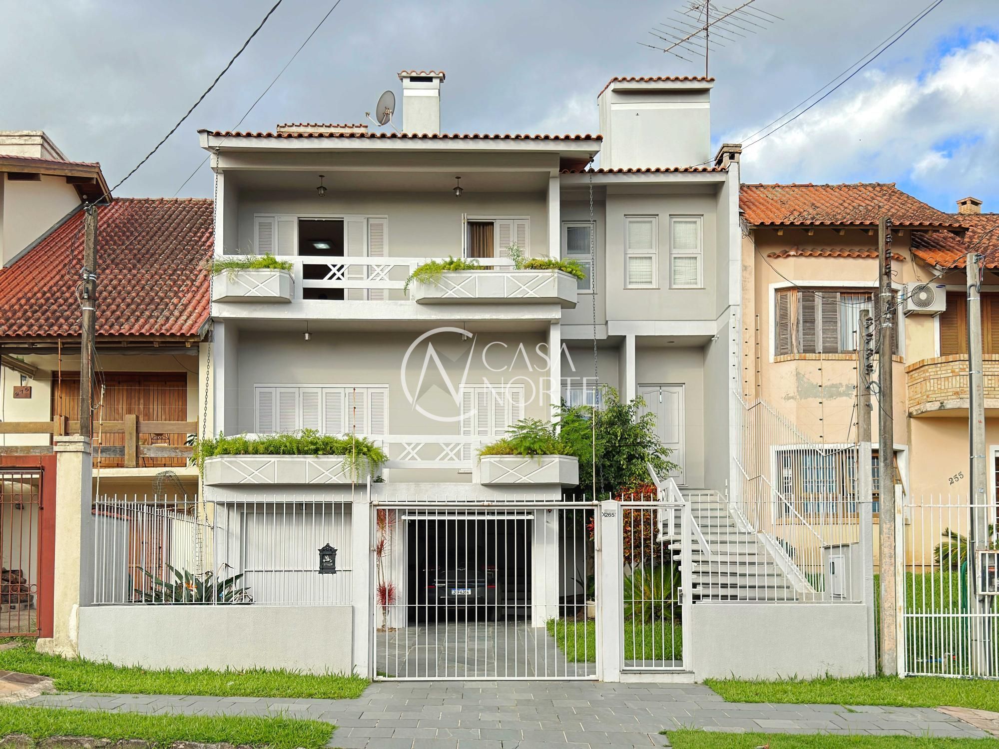 Casa à venda com 3 quartos, 349m², 3 suítes, 3 vagas, Dr. Pitrez no bairro Ipanema em Porto Alegre