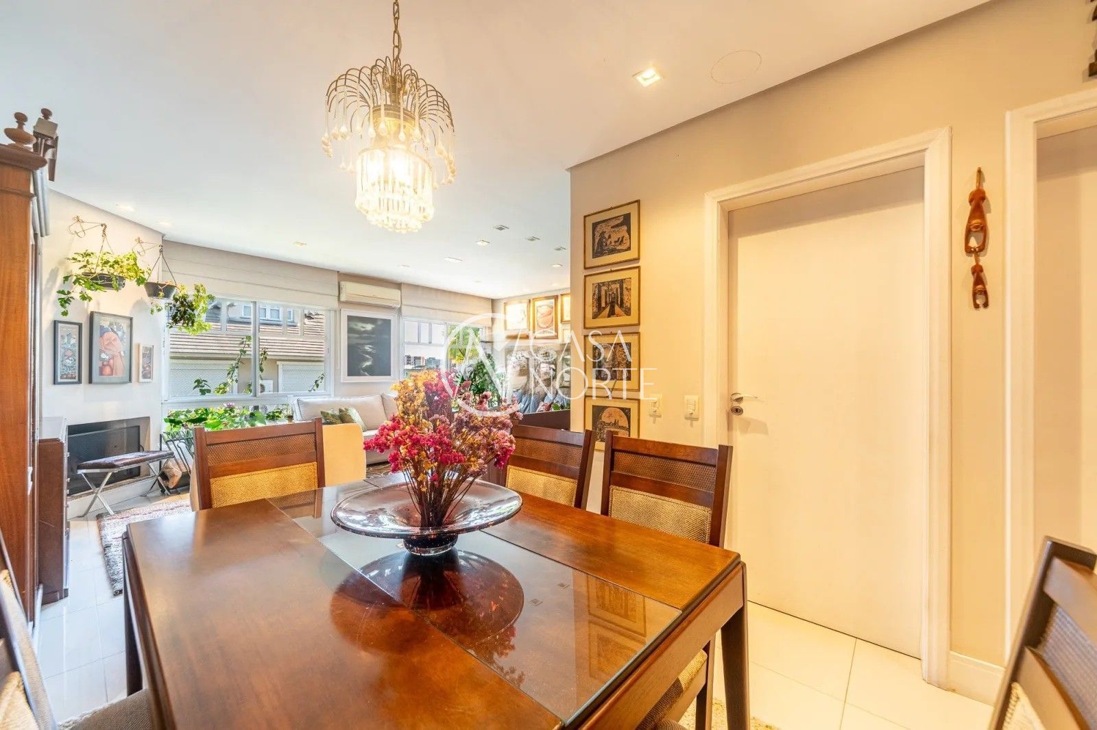 Casa de Condomínio à venda com 4 quartos, 218m², 2 suítes, 2 vagas, Rua Attílio Bilibio no bairro Jardim Carvalho em Porto Alegre