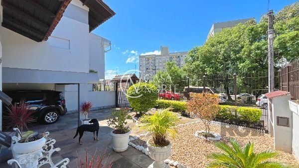 Casa à venda com 4 quartos, 262m², 3 suítes, 2 vagas, Rua Afonso Arinos no bairro Camaquã em Porto Alegre