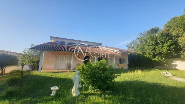 Casa à venda com 3 quartos, 300m², 1 suíte, 6 vagas, Rua José Alves de Castro no bairro Vila Nova em Porto Alegre