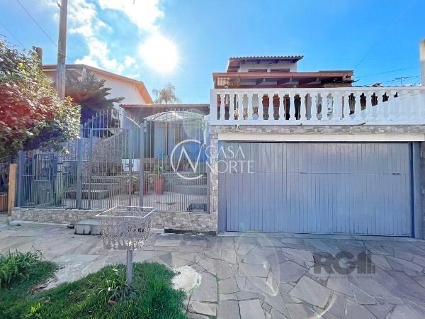 Sobrado à venda com 3 quartos, 290m², 1 suíte, 2 vagas, Rua Delfina Fusquini Sirianni no bairro Vila Nova em Porto Alegre