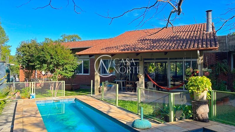 Casa de Condomínio à venda com 3 quartos, 348m², 1 suíte, 3 vagas, Avenida Edgar Pires de Castro no bairro Hípica em Porto Alegre