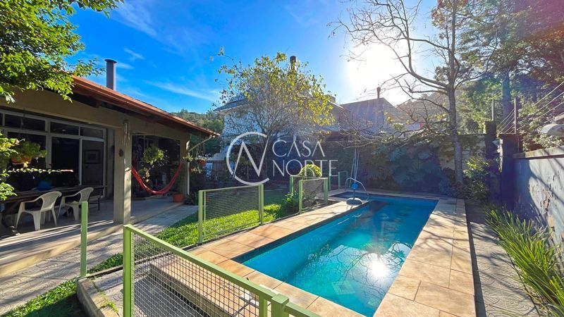 Casa de Condomínio à venda com 3 quartos, 348m², 1 suíte, 3 vagas, Avenida Edgar Pires de Castro no bairro Hípica em Porto Alegre