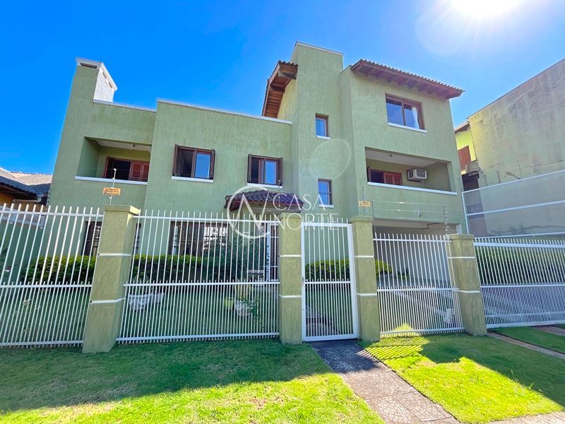 Sobrado à venda com 4 quartos, 264m², 1 suíte, 3 vagas, Rua Afonso Arinos no bairro Camaquã em Porto Alegre