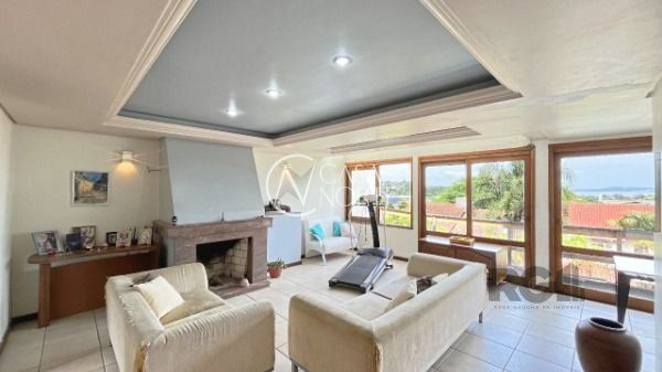 Casa à venda com 3 quartos, 204m², 1 suíte, 3 vagas, Rua Doutor Pitrez no bairro Ipanema em Porto Alegre