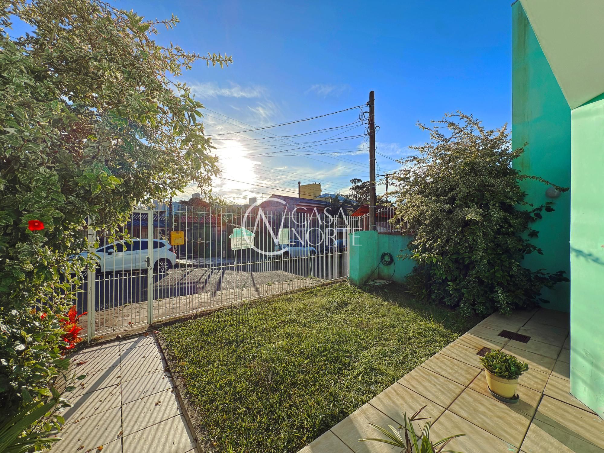 Casa à venda com 4 quartos, 356m², 4 suítes, 2 vagas, Rua Jerolomo Minuzo no bairro Vila Nova em Porto Alegre