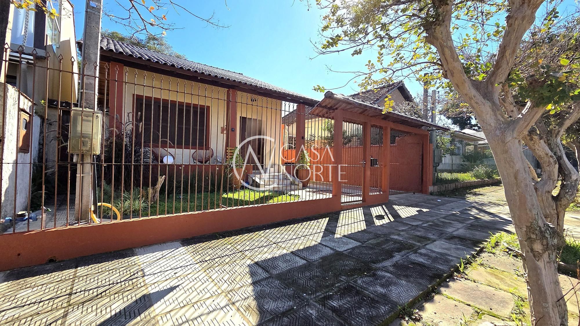 Casa à venda com 3 quartos, 166m², 2 suítes, 2 vagas, Rua Atlântida no bairro Ipanema em Porto Alegre