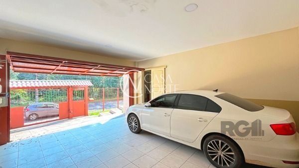 Casa à venda com 4 quartos, 329m², 1 suíte, 3 vagas, Avenida Fabio Araujo Santos no bairro Nonoai em Porto Alegre