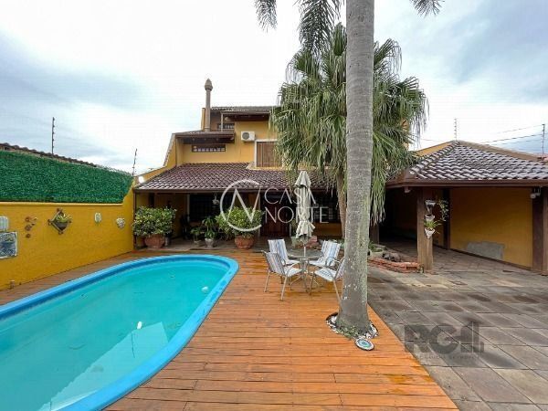 Casa à venda com 3 quartos, 300m², 1 suíte, 4 vagas, Avenida Orleaes no bairro Guarujá em Porto Alegre