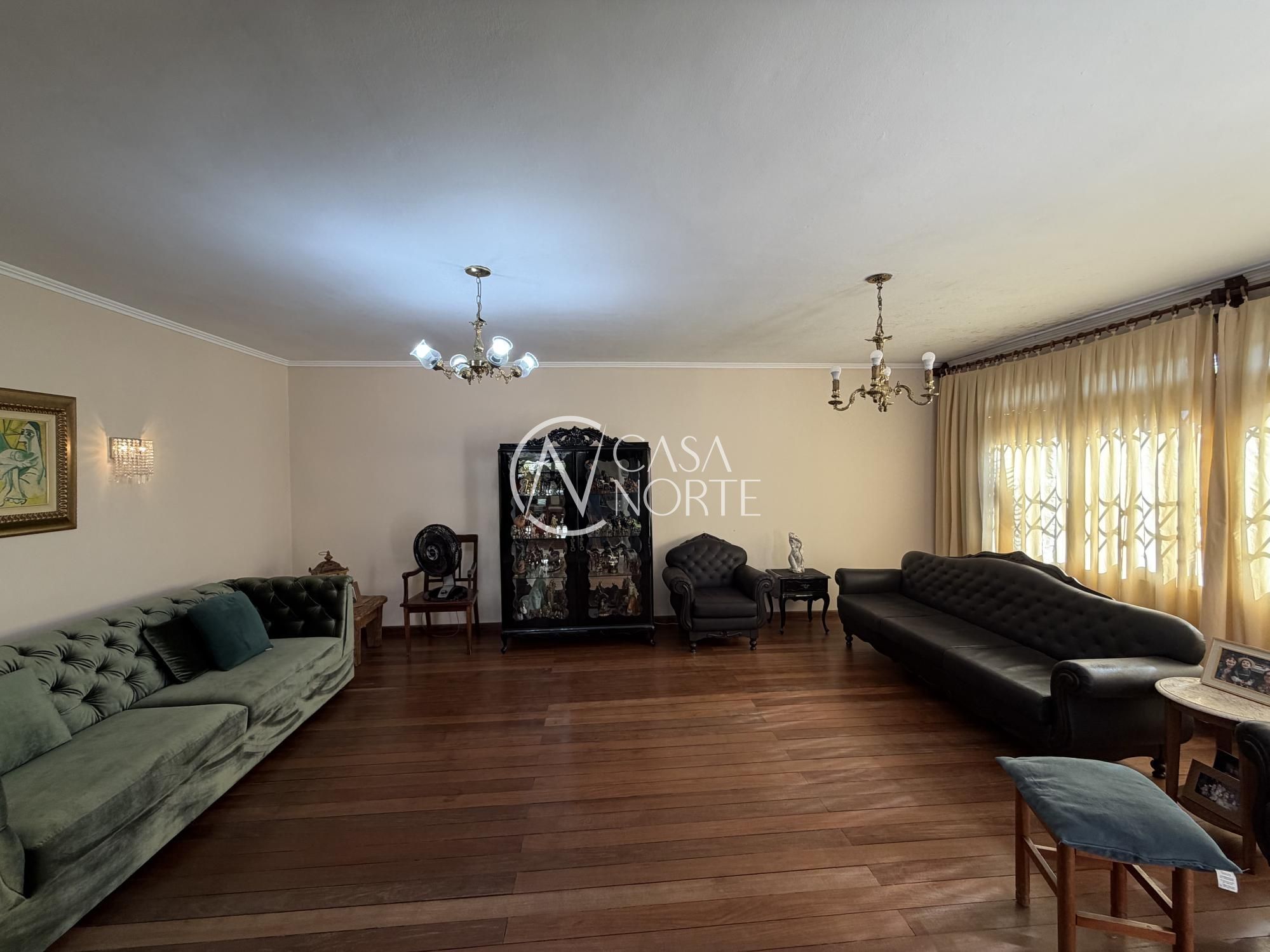 Casa à venda com 6 quartos, 428m², 2 suítes, 6 vagas, Praça Arae no bairro Vila Assunção em Porto Alegre