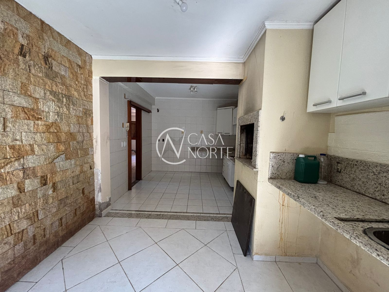 Casa de Condomínio à venda com 4 quartos, 207m², 1 suíte, 2 vagas, Avenida Orleaes no bairro Guarujá em Porto Alegre