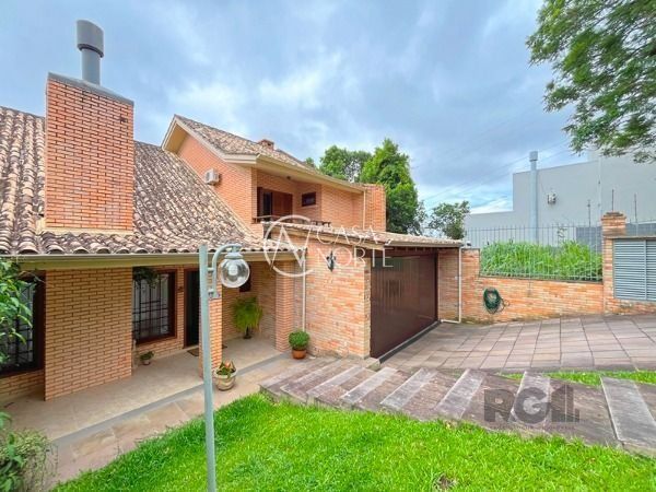 Casa à venda com 3 quartos, 400m², 2 suítes, 3 vagas, Rua Alcebíades Antônio dos Santos no bairro Nonoai em Porto Alegre