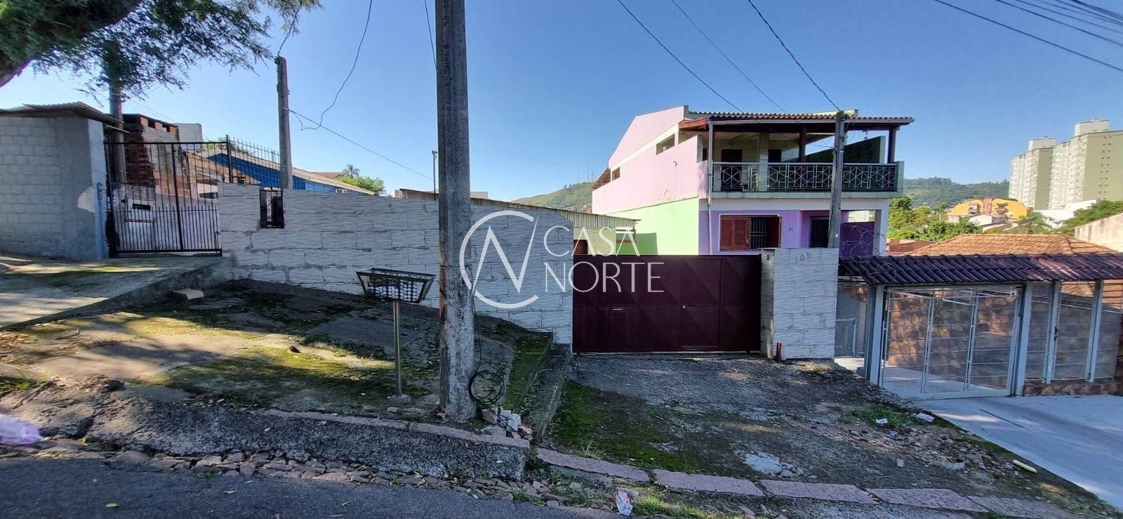 Casa à venda com 3 quartos, 400m², 2 suítes, 6 vagas, Rua Martim Minaberry no bairro Partenon em Porto Alegre