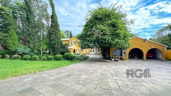 Casa à venda com 7 quartos, 720m², 6 vagas, Avenida Coronel Marcos no bairro Pedra Redonda em Porto Alegre