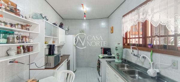 Casa à venda com 3 quartos, 169m², 1 suíte, 2 vagas, Rua Edgar Luiz Schneider no bairro Ipanema em Porto Alegre