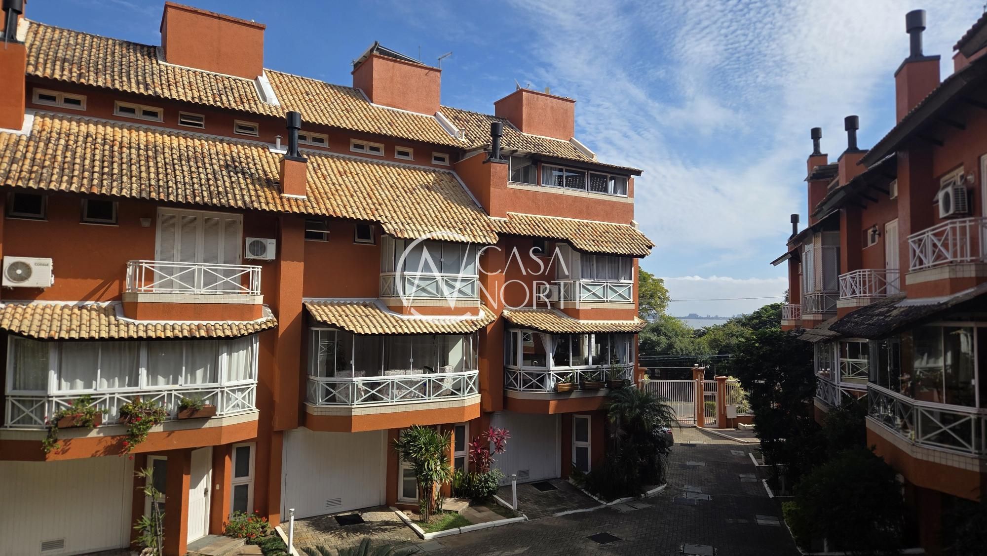 Casa de Condomínio à venda com 4 quartos, 252m², 1 suíte, 2 vagas, Avenida Guaíba no bairro Vila Assunção em Porto Alegre
