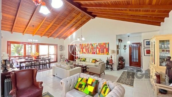 Casa à venda com 4 quartos, 273m², 1 suíte, 2 vagas, Rua Menezes Paredes no bairro Nonoai em Porto Alegre