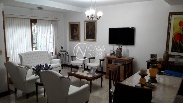 Sobrado à venda com 3 quartos, 240m², 1 suíte, 2 vagas, Rua Engenheiro Tito Marques Fernandes no bairro Ipanema em Porto Alegre