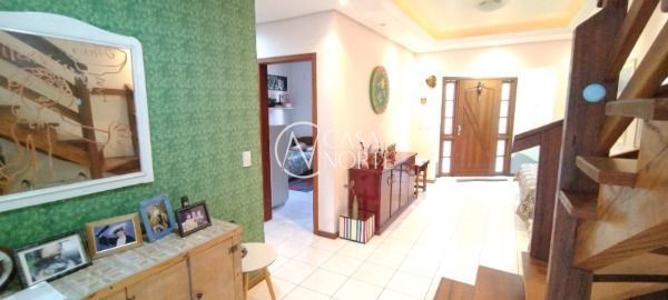 Casa à venda com 6 quartos, 242m², 2 suítes, 2 vagas, Rua Mathilde Zatar no bairro Nonoai em Porto Alegre