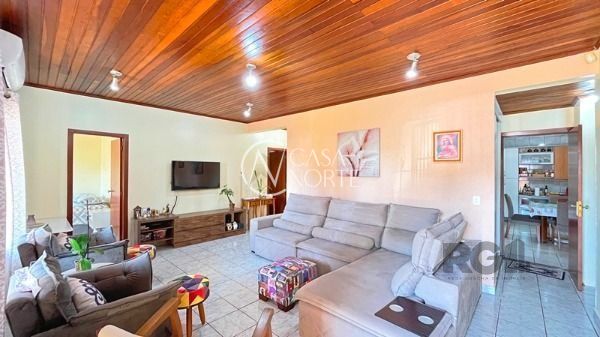 Casa à venda com 4 quartos, 200m², 4 vagas, Rua Wenceslau Fontoura no bairro Restinga em Porto Alegre