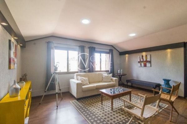 Casa à venda com 4 quartos, 300m², 1 suíte, 8 vagas, Rua Carlos Nobre no bairro Ipanema em Porto Alegre