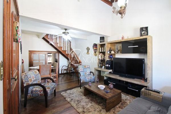 Sobrado à venda com 3 quartos, 290m², 1 suíte, 2 vagas, Rua Delfina Fusquini Sirianni no bairro Vila Nova em Porto Alegre