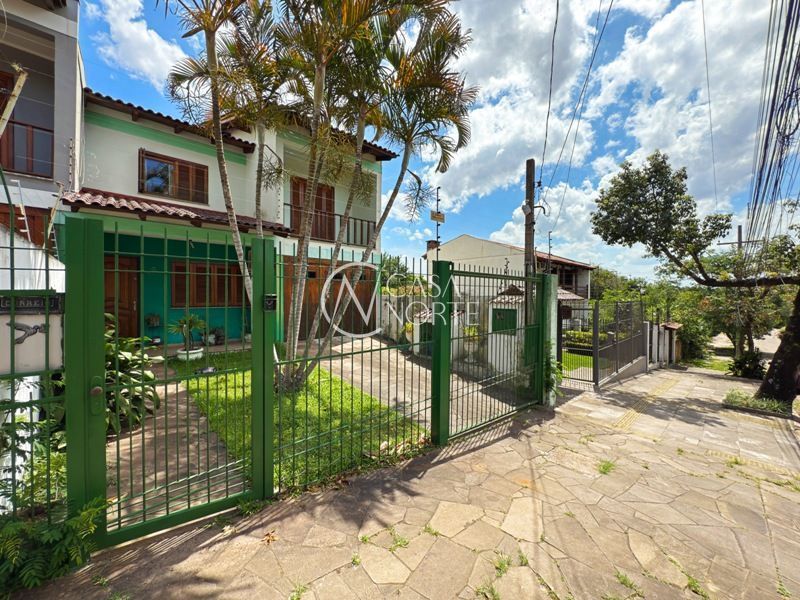 Casa à venda com 3 quartos, 190m², 1 suíte, 3 vagas, Rua Marcio Dias no bairro Nonoai em Porto Alegre
