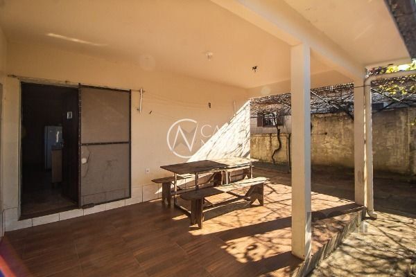 Casa à venda com 6 quartos, 248m², 1 suíte, 7 vagas, Beco Pedro Rodrigues Bittencourt no bairro Vila Nova em Porto Alegre